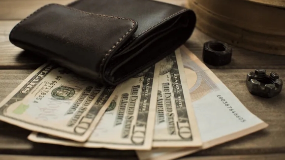 Jugendlicher Hausmeister gibt verlorene Brieftasche an reiche Dame zurück und erbt Jahre später ihre Firma – Story des Tages